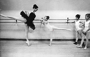 Das große Vorbild: Konstanze Vernon mit Schülerinnen an der Ballettstange.