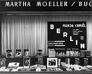Ankündigung eines Tanzgastspiels von Manja Chmièl (Hamburger Kammerspiele, 17.3.1957) im Schaufenster einer Buchhandlung.