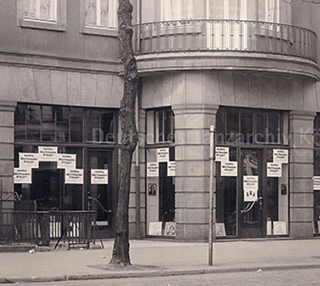 Die Ausstellung ‚Bildnis-Photographie Will Burgdorf‘. Hannover, Bödekerstr. 57 (heute 85) am Lister Platz, ca. 1931/35. 