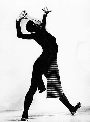 Dore Hoyer in ‚Ostinato‘ aus dem Zyklus ‚Auf schwarzem Grund‘, 1956
