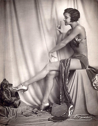 La Jana in einem Kostüm der Haller-Revue ‚An und Aus‘, 1926.