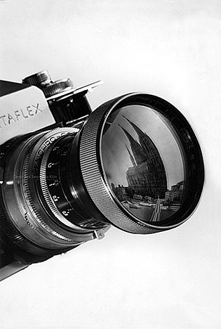 Siegfried Enkelmann: Ein Beispiel aus dem Bereich der experimentellen Fotografie: Der Dom bildet sich in der Linse der Kamera ab.