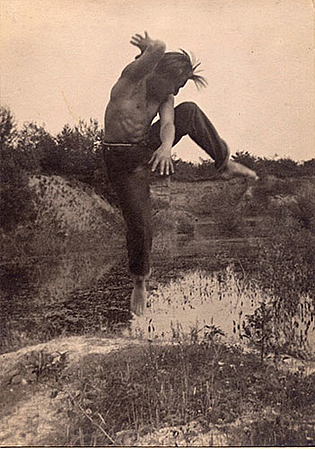 Wolfgang Martin Schede trainiert im Freien, 1923