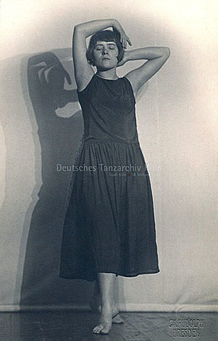Liselotte Huck als Wigman-Schülerin in einer Tanzstudie, 1927