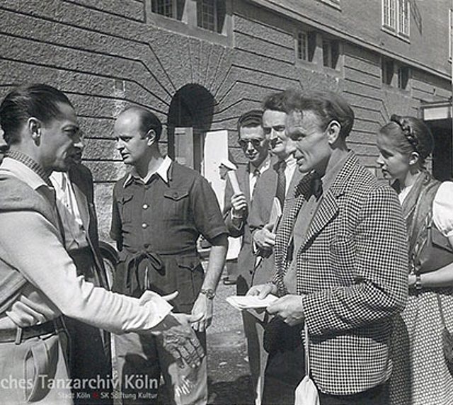 Salzburger Festspiele 1949, vor dem Festspielhaus: Herbert v. Karajan begrüßt Bernhard Wosien. 