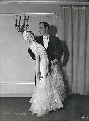 Kurt Lenz in einer Tanzeinlage mit Ursula Deinert.