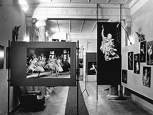 Blick in eine der von Max Niehaus organisierten internationalen Ballett-Fotoausstellungen. Hier: in Neapel 1963.
