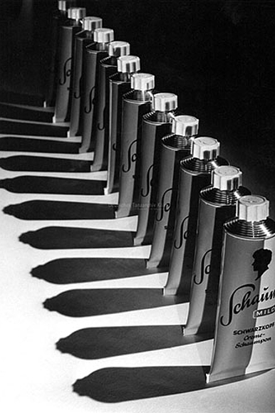 Siegfried Enkelmann: Reklamefoto für das 1949 auf den Markt gebrachte Haarwaschmittel „Schauma Creme-Schaumpon“ der Firma Schwarzkopf.