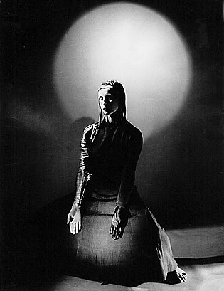  Dore Hoyer im ‚Tanz der erhabenen Trauer‘ aus dem Zyklus ‚Der große Gesang‘, 1948
