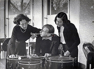Mary Wigman, Ulrich Kessler und Til Thiele bei einer Besprechung musikalischer Belange.