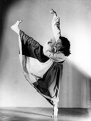 Gertrud Oswald tanzt. Um 1939/40.