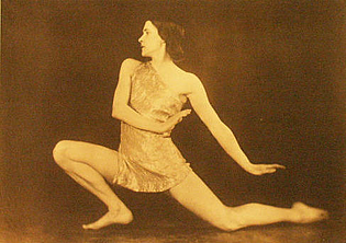 Edith von Schrenck in in dem Tanz ‚Kampf‘ aus dem Zyklus ‚Ein Menschenleben‘ 