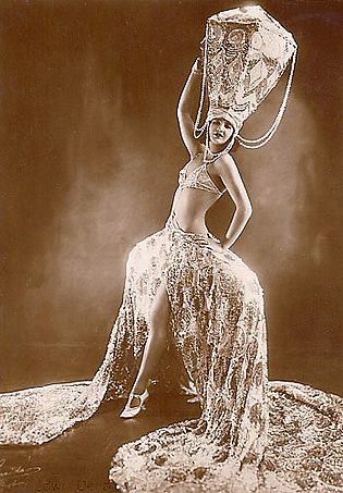 La Jana in einem Kostüm der Haller-Revue ‚An und Aus‘, 1926.
