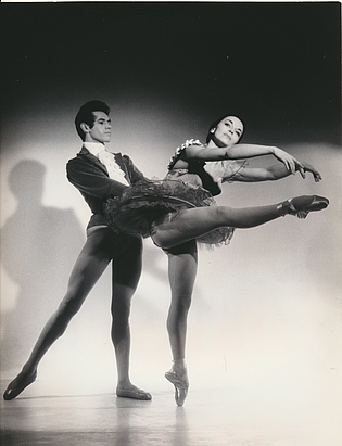 Germinal Casado und Jeanne Monin in "Violetta"