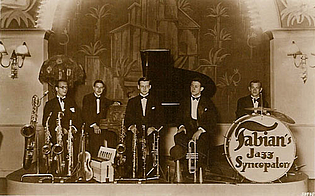 Fabian's Jazz Syncopators. von links: Hans Baron, Rudi Pernet, Hans Flatow, Hans Berry, Siegbert Fabian. Bad Pyrmont, 1929.