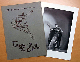 Die Mappe „Tanz der Zeit“ von Siegfried Enkelmann beinhaltet 12 Kunstdrucke nach seinen Fotos aus den 1930er und 1940er Jahren.
