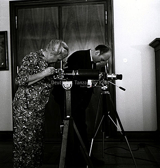 Elsbeth Gropp und Dietmar Dünhöft bei einem Fototermin beim Bundespräsidenten Theodor Heuss, o.J.