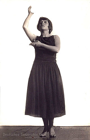 Liselotte Huck als Wigman-Schülerin in einer Tanzstudie, 1927