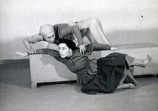 Til Thiele (vorn) und Ursula Kosinsky als Mitglieder der Dore-Hoyer-Gruppe im Tanz ‚In Memoriam‘ aus dem Zyklus ‚Tänze für Käthe Kollwitz‘, Dresden 1946.