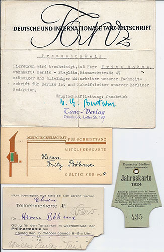 Beispiele aus der Sammlung persönlicher Dokumente wie Presseausweisen und Mitgliedskarten von Fritz Böhme, z.B. der Deutschen Gesellschaft für Schrifttanz 1928