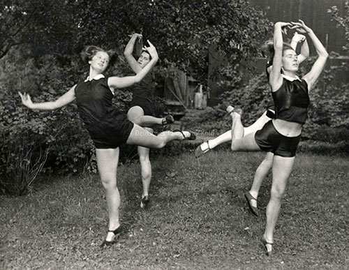 Ilse Brand (vorne links) mit anderen Ausbildungsschülerinnen der Folkwang-Schule, Essen (bei Kurt Jooss), 1929/30.