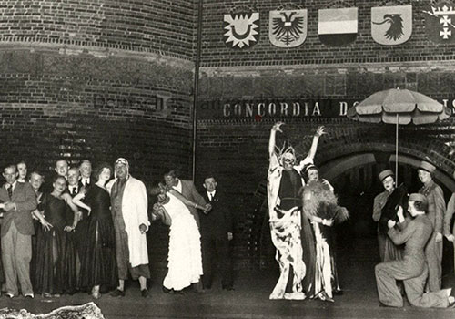 Ilse Brand (Vierte von links) mit Tanzgruppe beim „Jedermann“-Spiel am Holstentor in Lübeck, ca. 1935-1938.