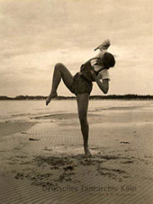 Ilse Brand tanzt am Strand, ca. 1933/36