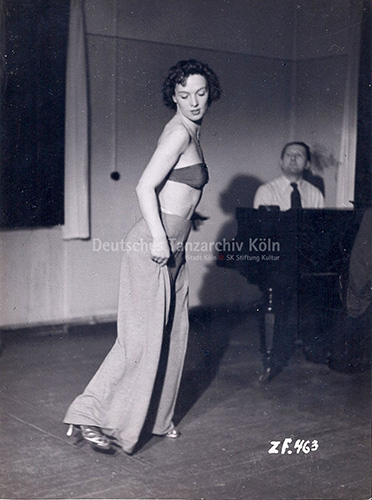 Ursula Deinert probt mit dem Komponisten Harald Böhmelt einen Step-Tanz für den UFA-Film Frau am Steuer, 1939.