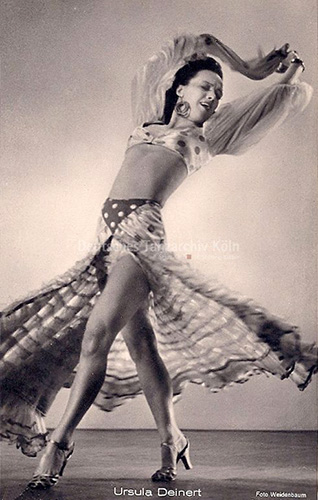 Ursula Deinert tanzt.