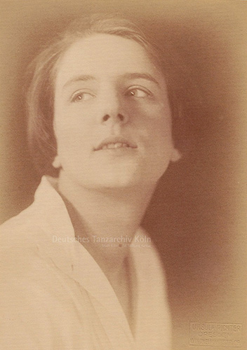 Leonie Dotzler, die Tanzkritikerin der „Dresdner Neuesten Nachrichten“, ca. 1924/1928.