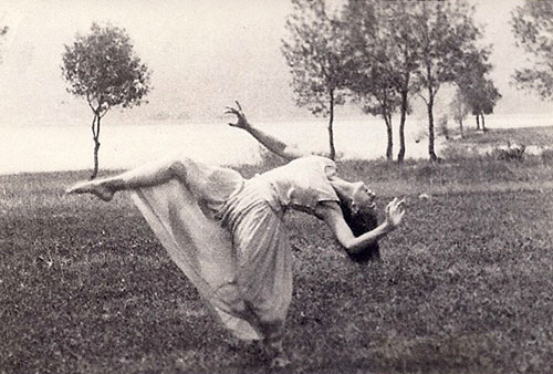 Hertha Feist tanzt ihr Solo ‚Unendlichkeit‘ am Lago Maggiore, 1926