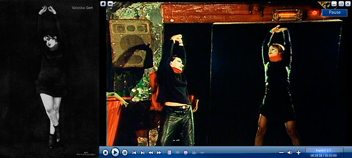 Links: Valeska Gert tanzt 1919 die Canaille, eine Prostituierte bzw. Szenen aus deren Arbeitsalltag. Rechts: Valeska Gert studiert in ihrem „Ziegenstall“ in Kampen auf Sylt Pola Kinski ihren Tanz ‚Canaille‘ ein.
