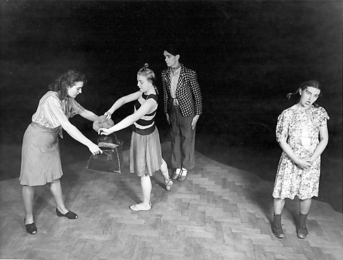 Das Tanz-Theater (Leitung Günter Hess) in ‚Das Hofkonzert‘, Kiel ca. 1945/1946.