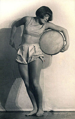 Liselotte Huck als Wigman-Schülerin im ‚Trommeltanz‘, 1927