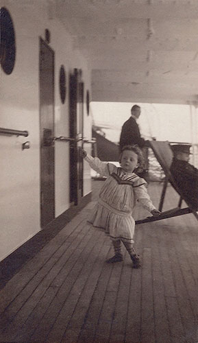 Niddy Impekoven im Alter von 3 1/2 Jahren tanzend auf einem Schiffsdeck.
