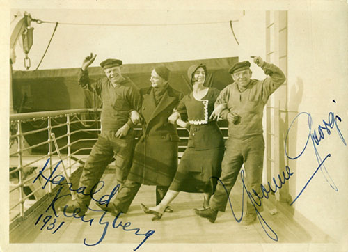 Harald Kreutzberg und Yvonne Georgi tanzend mit Matrosen 1931 auf dem Deck des Turbinen-Schnell-Dampfers „EUROPA“ des Norddeutschen Lloyd Bremen.