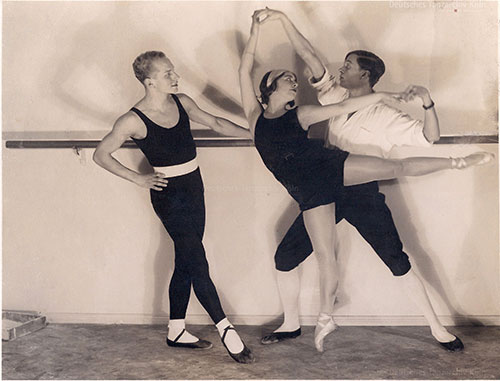 Viktor Gsovsky (rechts) arbeitet mit Kurt Lenz und einem noch nicht identifizierten weiblichen Mitglied des Gsovsky-Balletts an einem Pas de deux.