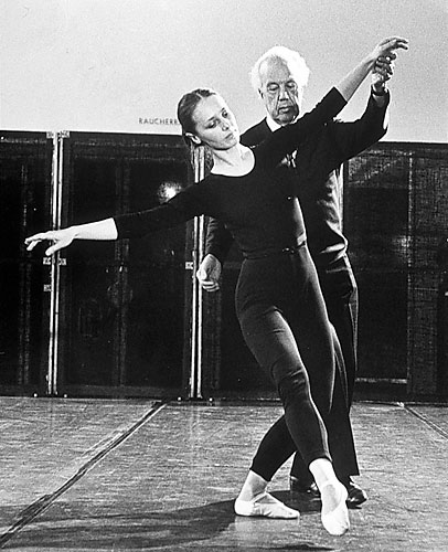 Annelise Löffler: Kurt Jooss erklärt mit Kriztina Horvath eine Szene aus seinem Ballett ‚Der Grüne Tisch‘, Oper Köln, 1976