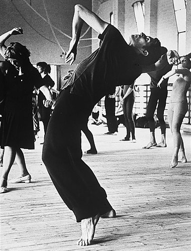 Annelise Löffler: Gerhard Bohner trainiert auf der Internationalen Sommerakademie des Tanzes, 1977