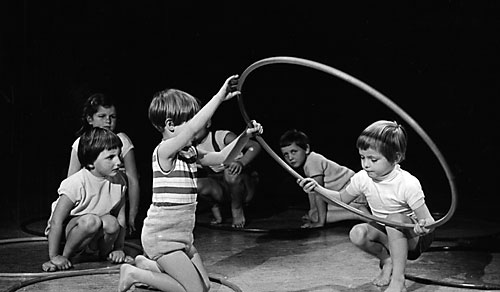 Kinder mit Reifen in konzentriertem Spiel