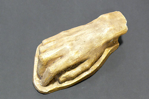 Die rechte Hand von Vera Skoronel, bemalter Gips, 1932 von Fritz Cremer auf dem Totenbett abgenommen.