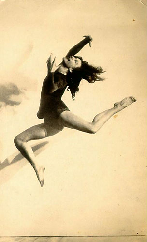  Vera Skoronel im Sprung, Studioaufnahme von Charlotte Rudolph ca. 1925.