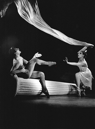 Konstanze Vernon und Wolfgang Leistner in ‚Faun und Nymphe‘ aus dem Fernseh-Ballett ‚Eva und ihre Kleider‘, 1959.