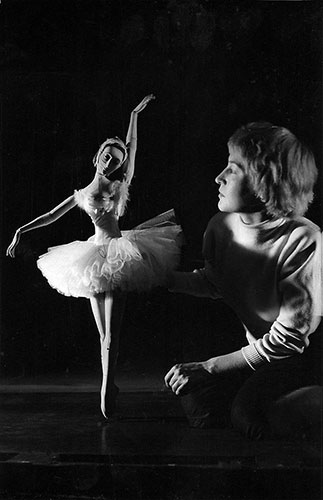 Sylvia Wenschau als Choreographin an der Salzburger Marionettenbühne, ca. 1960