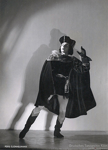 Bernhard Wosien 1940 als Joan von Zarissa in dem gleichnamigen Ballett von Werner Egk. 